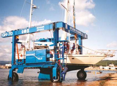 Bringing Vessels on Shore: Mobile Hoists